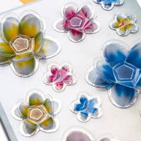 The translation of "Sticker Blumen Kachel" into French is "Autocollant fleurs carreau.