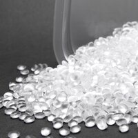 Étiquettes durables : granulés recyclés (recyclat), devant un conteneur, matière première pour les étiquettes en film HERMA, PE et PP.