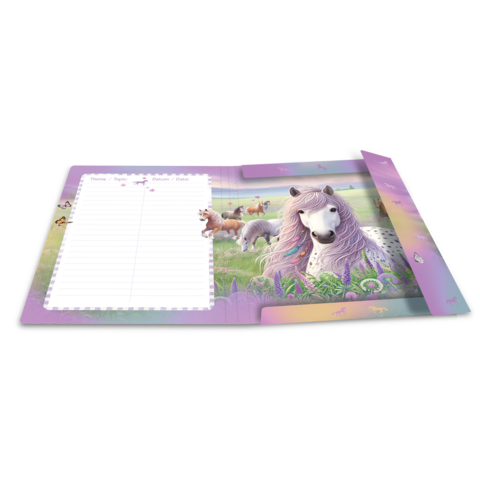 Ein offenes Notizbuch mit einem fantasievollen Pferd mit lila Mähne und mehreren Tieren im Hintergrund, umgeben von einer grünen Wiese.