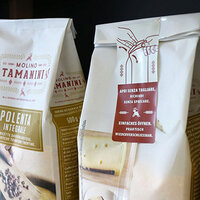 Étiquettes de fermeture réutilisables imprimées sur les emballages de polenta