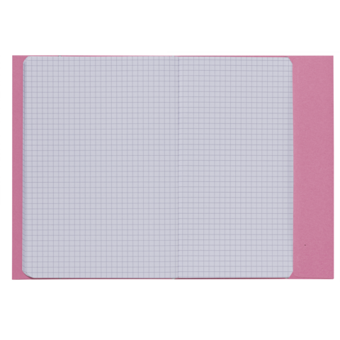 Ein offenes kariertes Heft mit rosa Umschlag, das leere Kästchen auf beiden Seiten zeigt.