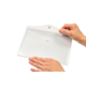 Eine Person hält eine transparente, weiße Klarsichthülle mit einer Öffnung in der oberen Ecke und einem Druckknopf in der Mitte.
