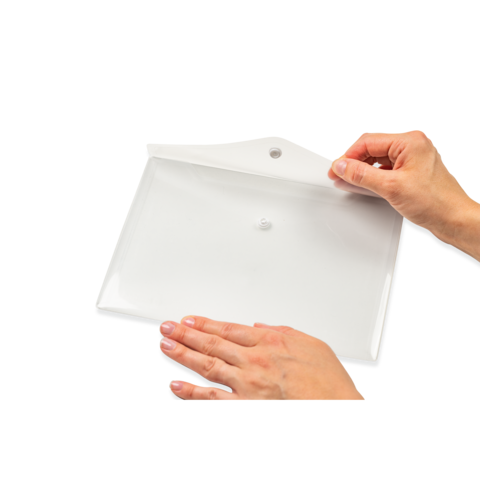 Eine Person hält eine transparente, weiße Klarsichthülle mit einer Öffnung in der oberen Ecke und einem Druckknopf in der Mitte.