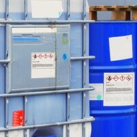 Étiquettes de substances dangereuses et de marchandises dangereuses : Étiquettes de substances dangereuses sur les contenants de produits chimiques à l'extérieur.