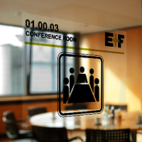 Étiquette autocollante transparente sur la porte de la salle de conférence