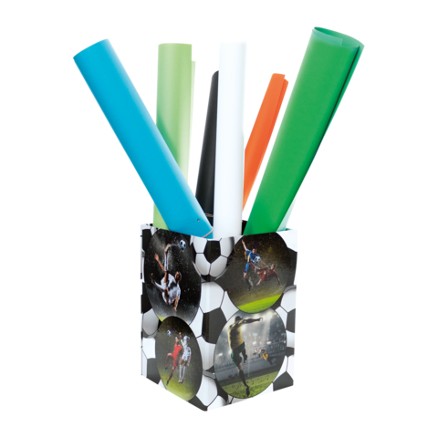 Ein Stiftehalter in Fußball-Design mit bunten Stiften in Blau, Weiß, Grün, Schwarz und Orange.