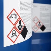 Étiquettes de substances dangereuses et de marchandises dangereuses : Étiquette de substance dangereuse avec 3 symboles de danger sur une boîte bleue.