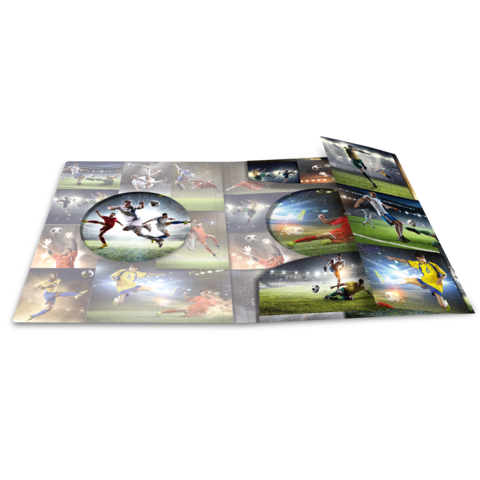 Ein aufgeschlagenes Album mit verschiedenen Fußballspielern in Aktion, darunter Dribblings, Schüsse und Torfeiern auf einem Stadionfeld.