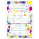 Bunte Etiketten mit Platz für Text, umgeben von Farbspritzern in Gelb, Blau, Rot und Grün. Ideal für Beschriftungen oder Organisation.