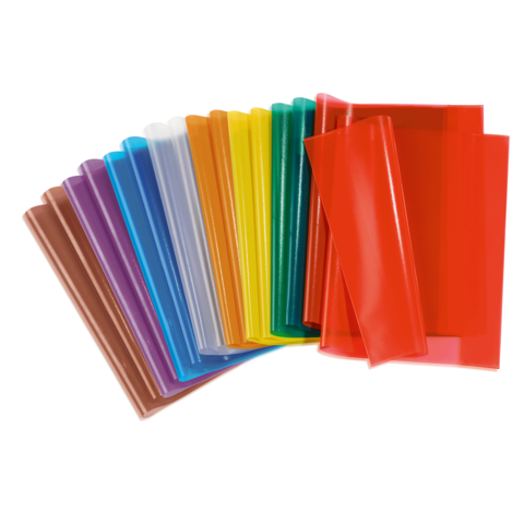 Bunte Kunststoffhüllen in verschiedenen Farben, angeordnet in einer Reihe, ideal für Dokumentenaufbewahrung oder Präsentationen.