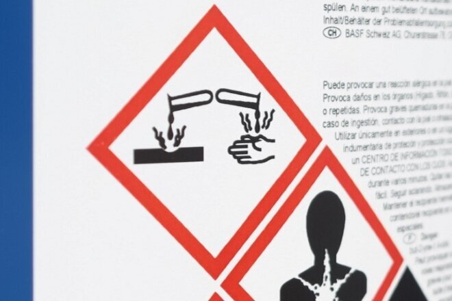 Étiquettes de substances dangereuses et de marchandises dangereuses : Étiquette de substance dangereuse avec 3 symboles de danger sur une boîte bleue, format paysage.