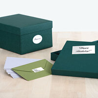 Étiquettes en or et en argent collées sur les emballages cadeaux et les enveloppes.