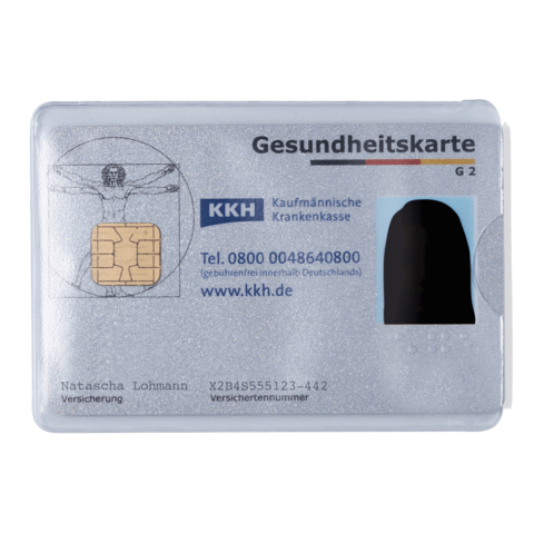 Gesundheitskarte der KKH mit Chip, Name "Natascha Lohmann" und Kontaktdaten. Vorderseite zeigt das KKH-Logo und einen grafischen Hintergrund.