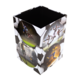 Mülleimer mit Fußballmotiven, zeigt verschiedene Spieler in Aktion und ist mit einem schwarz-weißen Fußballdesign verziert.