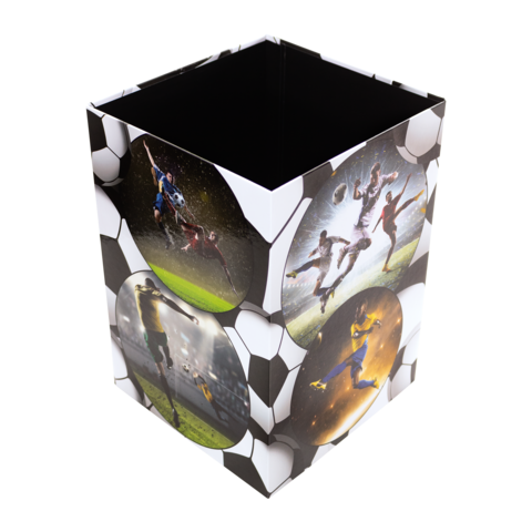 Mülleimer mit Fußballmotiven, zeigt verschiedene Spieler in Aktion und ist mit einem schwarz-weißen Fußballdesign verziert.