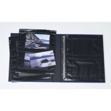 Ein offenes Fotoalbum mit mehreren Bildern, die Landschaften und Terrassenansichten zeigen, sowie leeren Seiten für weitere Fotos.