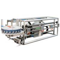 Machine d'emballage automatique avec un plateau rotatif et des composants mécaniques pour le traitement des produits.