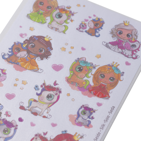 Bunte Aufkleber mit niedlichen, königlichen Charakteren, Einhörnern und Herzen auf einem weißen Hintergrund.