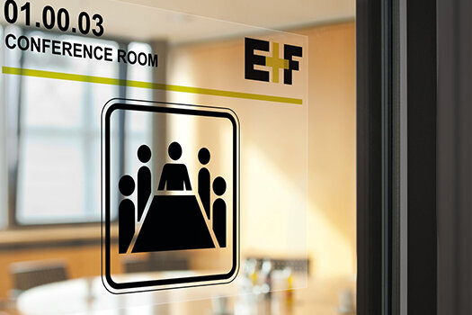 Étiquette transparente sur la vitre d'une salle de conférence