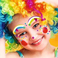 Enfant déguisé en clown avec des autocollants de maquillage.