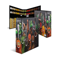 Wanddisplay mit verschiedenen Gewürzen, darunter Pfeffer, Paprika und Kräuter, auf schwarzem Hintergrund.