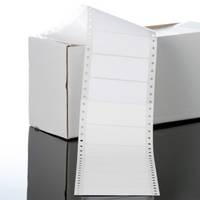 Étiquettes vierges : Pile d'étiquettes pliées HERMA, également appelées étiquettes informatiques ou étiquettes à perforation.