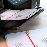 Étiquettes vierges : Étiquettes en feuilles après impression avec une imprimante laser.