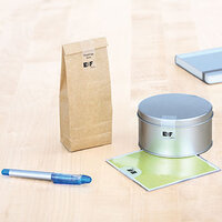 Texte : "Image d'application des étiquettes de fermeture sur différents emballages