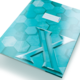 Türkisfarbiges Notizbuch mit hexagonalem Muster und einem hervorgehobenen, stilisierten "X" auf der Vorderseite.