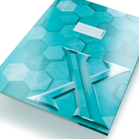 Türkisfarbiges Notizbuch mit hexagonalem Muster und einem hervorgehobenen, stilisierten "X" auf der Vorderseite.