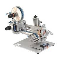 Machine à étiqueter automatique avec support de rouleau, distributeur d'étiquettes et unité de contrôle sur une base stable.