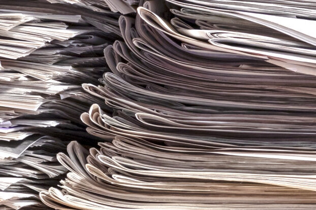 Papier recyclé en pile, matériau de base pour les étiquettes de recyclage HERMA, format paysage.