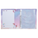 Un classeur avec une couverture colorée montrant des licornes, et une page blanche pour la classe, l'année et le nom.