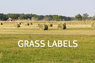 Étiquettes en herbe - Prairie avec des balles de foin, texte en anglais