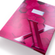 Rosa Heft mit hexagonalem Muster und einem großen, glänzenden "X" auf der Vorderseite. Ein Aufkleber ist oben rechts angebracht.