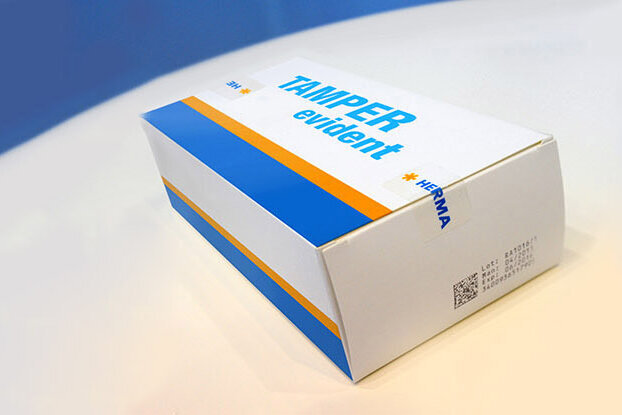 Étiquette anti-manipulation sur l'emballage HERMA, fermeture d'origine, format paysage.