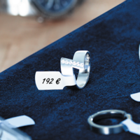 The translation of "Ring mit Ringetikett" into French is "Anneau avec étiquette d'anneau.