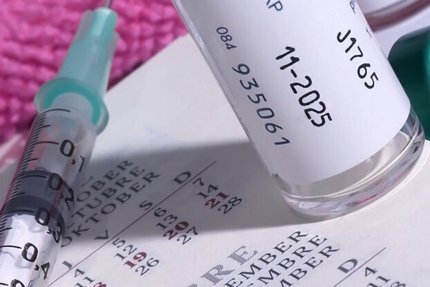 Étiquettes de documentation HERMA utilisées sur des seringues et des flacons de vaccin, format paysage