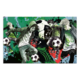 Drei Jugendliche spielen Fußball, während sie verschiedene Spielstände anzeigen: 0:1, 2:1, 3:2. Bunte grafische Elemente im Hintergrund.