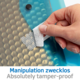 Eine Hand hält ein Sicherheitsetikett auf einer transparenten Verpackung, mit dem Text „Manipulation zwecklos“ und „Absolut tamper-proof“ darunter.