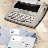 Enveloppes avec des étiquettes d'adresse et une machine à écrire