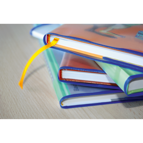 Drei Bücher mit bunten Einbänden liegen übereinander, eines hat ein gelbes Lesezeichen. Der Hintergrund ist eine helle Holzoberfläche.