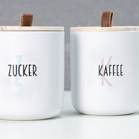 Boîtes de rangement étiquetées avec des étiquettes rondes et transparentes.