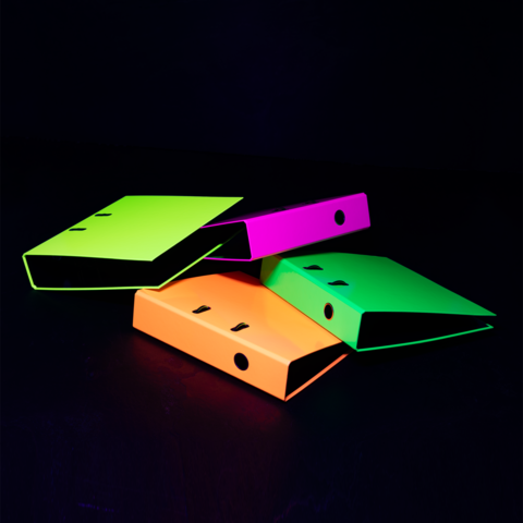 Des classeurs colorés en néon (vert, rose, orange) sont empilés les uns sur les autres sur un fond sombre.