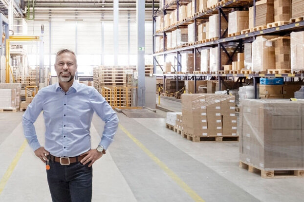 Employés HERMA dans le secteur logistique, format paysage