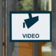Schild mit der Aufschrift "VIDEO" und einem Symbol einer Kamera, das auf Videoüberwachung hinweist.