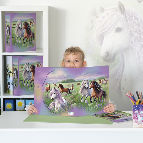 Ein Kind sitzt am Schreibtisch und hält eine große Zeichnung von Pferden in einer Landschaft. Im Hintergrund sind Pferdeordner sichtbar.