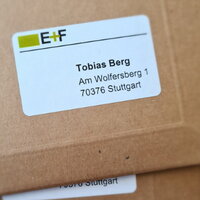 Enveloppe en papier kraft avec étiquette imprimée en matériau recyclé.