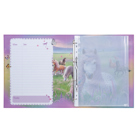 Un carnet ouvert avec un motif de cheval sur la page de gauche et une couverture transparente sur la page de droite.