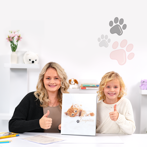 Une femme et un enfant font un pouce en l'air tout en tenant un livre sur les chats. En arrière-plan, on peut voir des empreintes de pattes et des décorations.